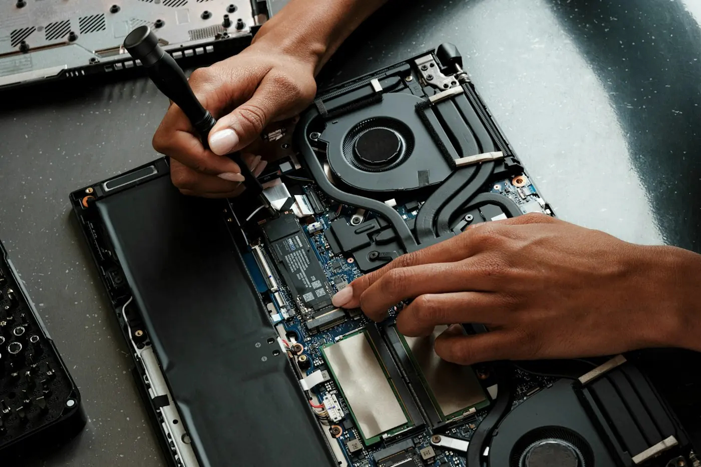 Técnico reparando una notebook en el taller